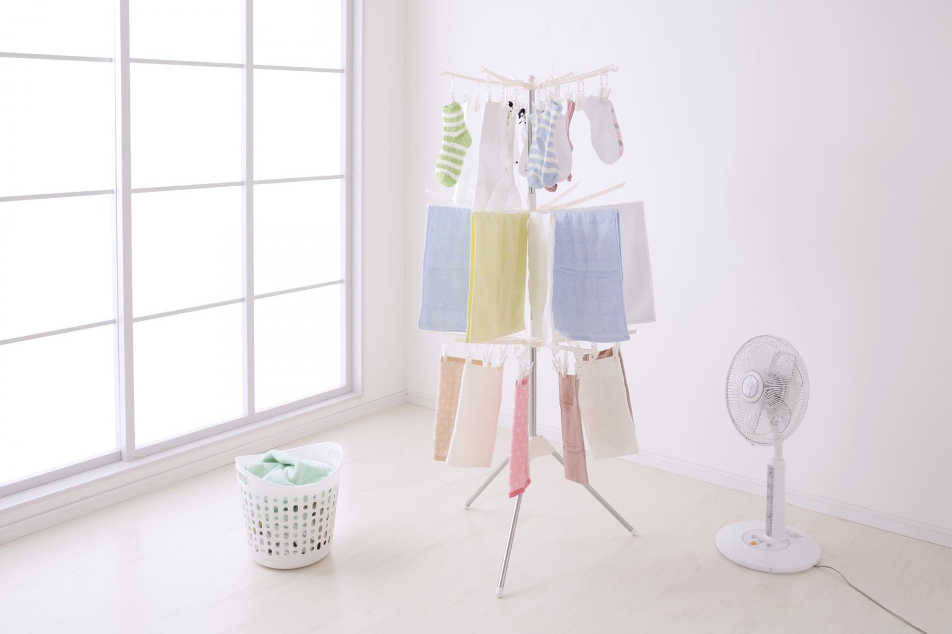 部屋の乾燥を加湿器で防げない本当の理由 あなたの家に潜む天然の除湿機の正体とは?